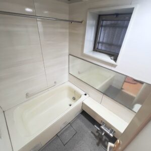 ★少しゆとりのある浴室♪追い焚き機能も備え、一日の疲れをゆっくり癒せます。