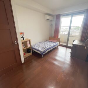 ★南西側バルコニーに面した明るい洋室♪陽当たりもよく、心地よく過ごせるお部屋です。