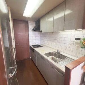 ★廊下・リビングの両方から出入りできる便利な2WAYキッチン♪独立性もあり、使いやすい空間です。