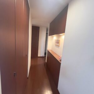 ★幅にゆとりのある廊下♪飾り棚もあり、お気に入りの小物で自分らしい空間を演出できます。