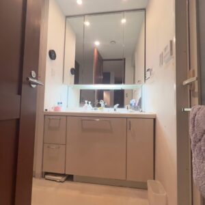 ★大きな鏡が印象的な洗面化粧台♪毎日の身支度も快適に行えます。
